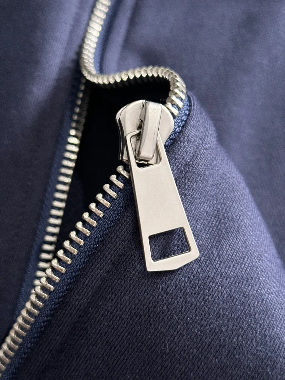 Next day shipment P460 Stone lsland/Stone Island Exclusively launches the new 25ss autumn and winter lapel zipper jacket. Many stars have the same style. The craftsmanship cannot be copied by ordinary small workshops. We are not afraid of any challenges in terms of materials, detail restoration and craftsmanship, just to provide everyone with wonderful products. Compare the top original versions at will. No expense is spared just to do better. Unique imported fabric feel. Purely imported German machine production. Precision operation and 10,000-needle density. A full set of new accessories and three standards are fully customized simultaneously. The upper body is versatile and fashionable. The perfect choice for autumn and winter. A must-have item. Size chart: S to XXL (or please state your height and weight when placing an order)